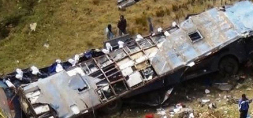 Avtobus dərəyə yuvarlandı: 12 ölü, 15 yaralı