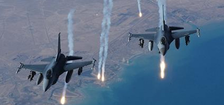 F-16 qırıcısı təyyarə ilə toqquşdu
