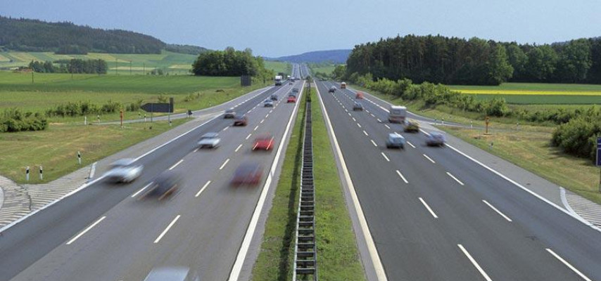 Yoldan keçənlərdən pul qazananlar