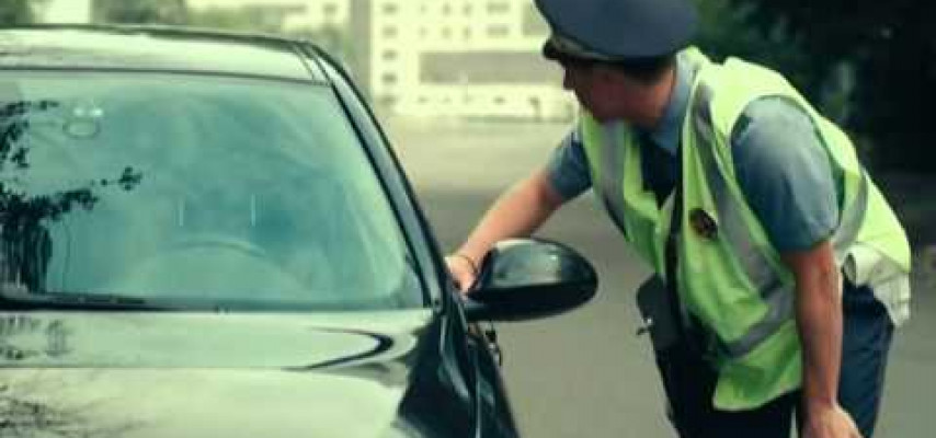 Sərxoş sürücü yol polisini ələ salıb doladı – Mükəmməl ideya