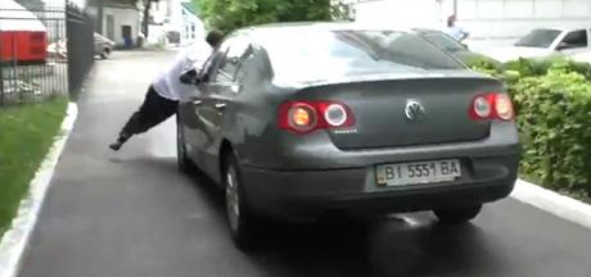 Mer deputatı maşının "kapot"unda "gəzdirdi"
