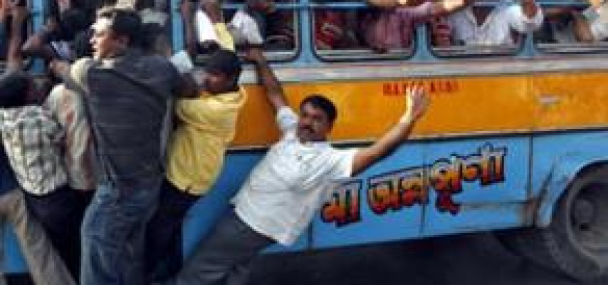 Avtobus dərəyə aşıb, 8 nəfər ölüb