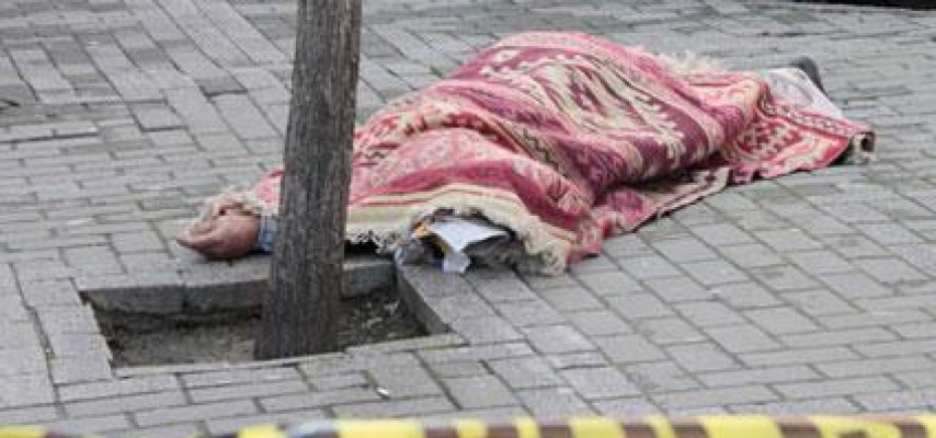 Bakıda kişi maşınla divar arasıda qaldı