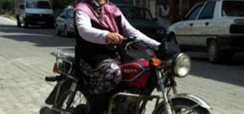 98 yaşlı nənə motosikleti "uçurtdu"