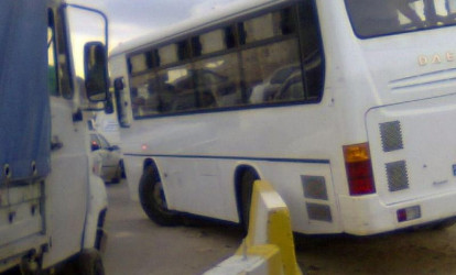 Rəisin avtomobili sərnişin avtobusu ilə toqquşdu