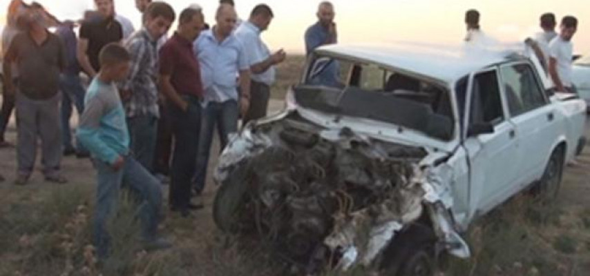 Maşın ağaca çırpıldı- Sürücü öldü