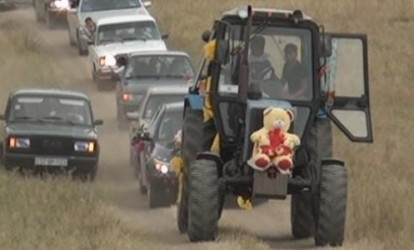 Azərbaycanda qəribə toy karvanı - Öndə traktor