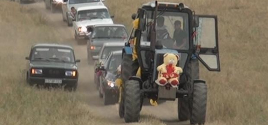 Azərbaycanda qəribə toy karvanı - Öndə traktor