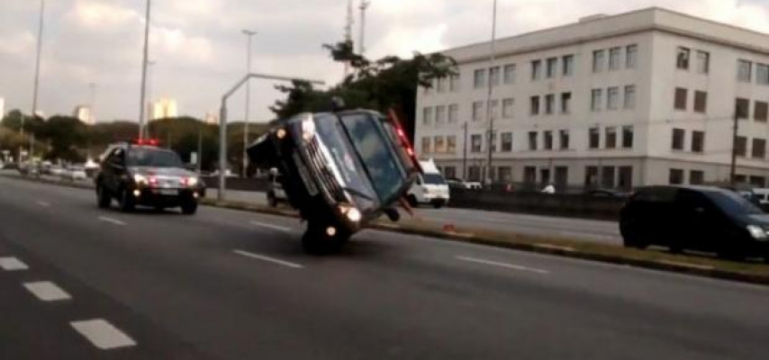 Polis maşını belə aşdı