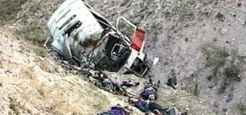 Mikroavtobus uçurumdan düşdü, 7 nəfər öldü