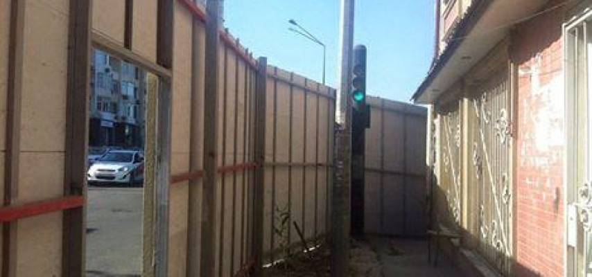 Bu küçədə diqqətli olun; svetoforu gizlədib cərimə yazırlar FAKT