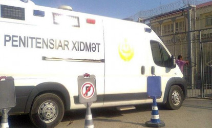 Məhkumları daşıyan maşın qəzaya düşdü - ÖLƏN VAR