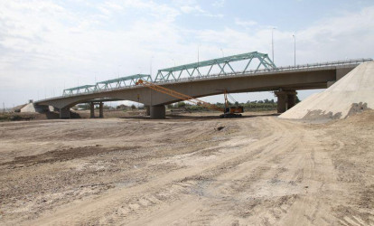 Salyanda yarımçıq qalmış körpünün tikintisi davam etdirilir