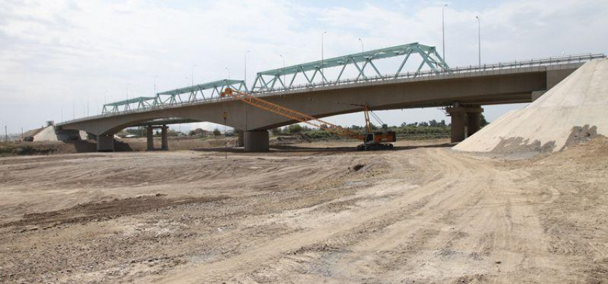 Salyanda yarımçıq qalmış körpünün tikintisi davam etdirilir