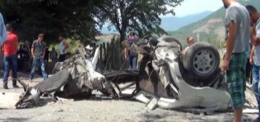 “Mercedes” qoz ağacına çırpılaraq parçalandı, sürücü öldü
