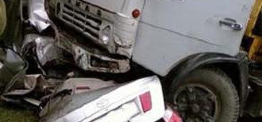 "Kamaz"la minik avtomobili toqquşdu; yol kənarındakı piyada öldü