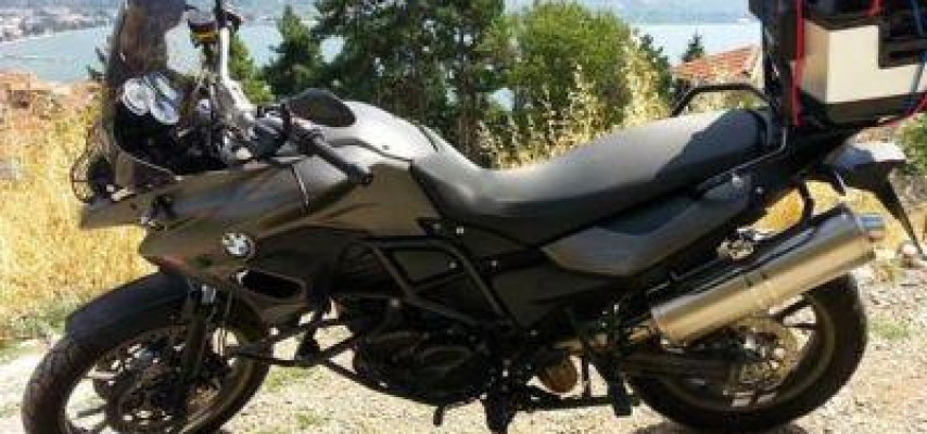 Sizcə bir motosikletə neçə nəfər minə bilər?