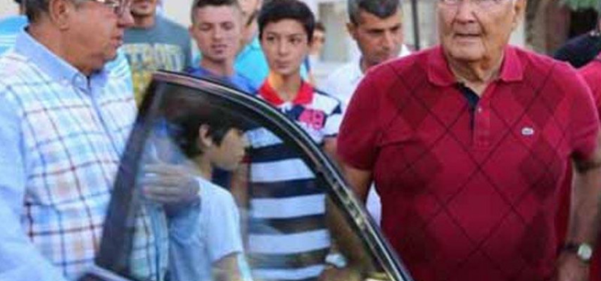 Siyasətçinin maşınını taladılar
