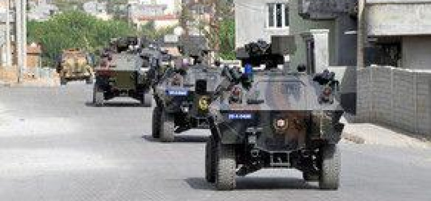 Polis maşını minaya düşdü: 4 ölü