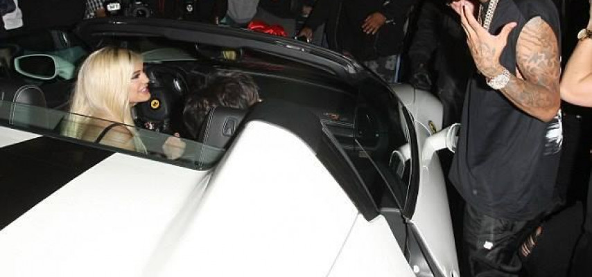 Erməni porno-ulduzun bacısına “Ferrari” hədiyyə etdilər