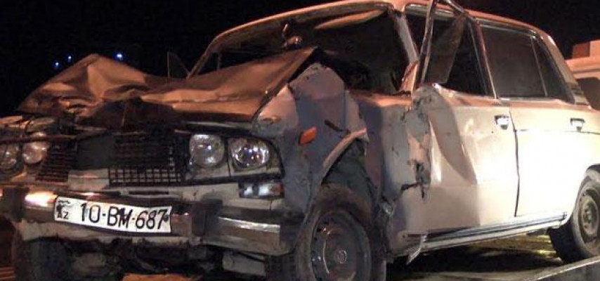 Bakıda yataq dəsti yolun ortasına düşdü, qəza və 3 yaralı – FOTOLAR