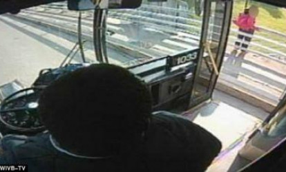 Avtobus sürücüsü intihar edən qızı belə xilas etdi