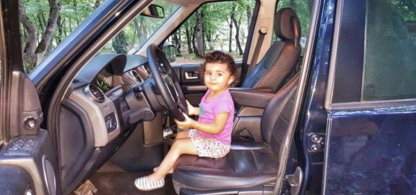 Azərbaycanlı müğənni yeni avtomobil alıb