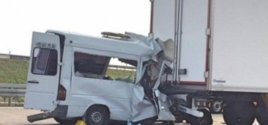 Mikroavtobus yük maşınına çırpıldı: 6 ölü, 2 yaralı