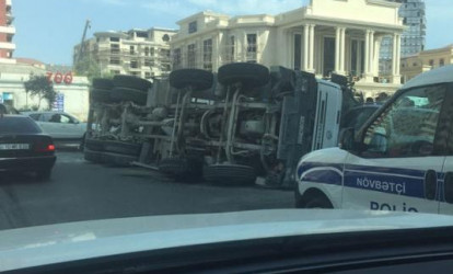 Bakıda betonqarışdıran maşın aşdı