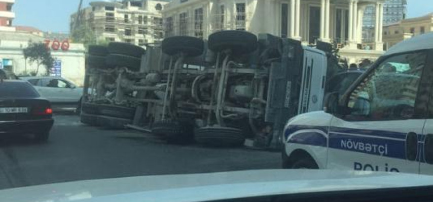 Bakıda betonqarışdıran maşın aşdı