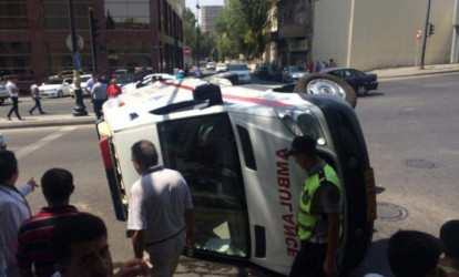 Bakıda təcili yardım maşını belə aşdı