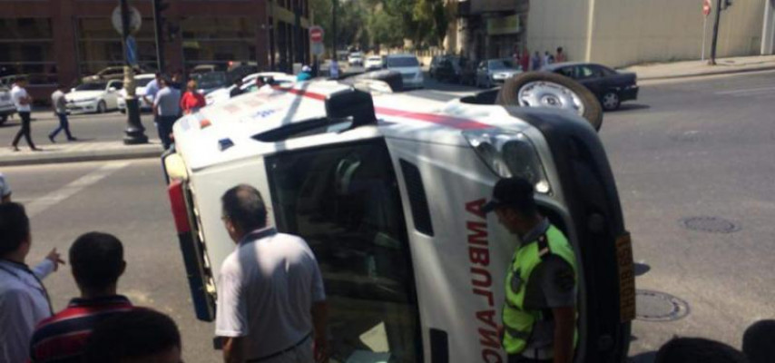 Bakıda təcili yardım maşını belə aşdı