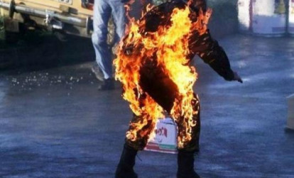 Maşını əlindən alınan şəxs banka gedib polisi yandırdı – BAKIDA