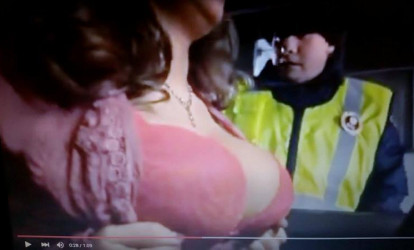 Silikonsuz sinəsini yol polisinə göstərib cəriməsiz getdi