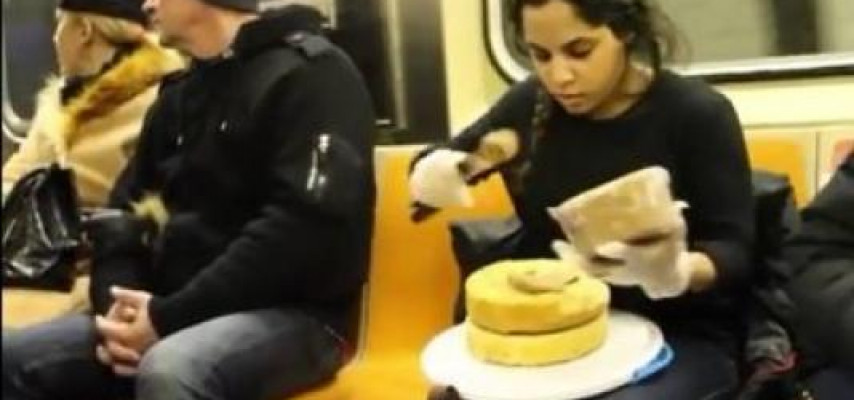 Vaqonda tort bişirib sərnişinlərə payladı