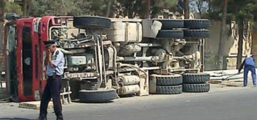 «Shacman» sürətlə gedib döngədə aşdı