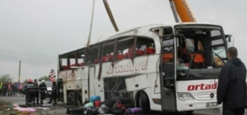 Avtobus qəzaya düşdü: 2 ölü, 12 yaralı