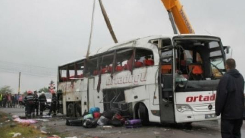 Avtobus qəzaya düşdü: 2 ölü, 12 yaralı