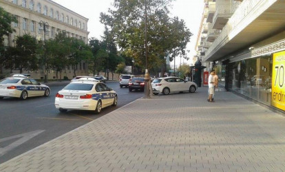 Avtobus dayanacağında maşın saxlayıb paltar almağa gedən yol polisi