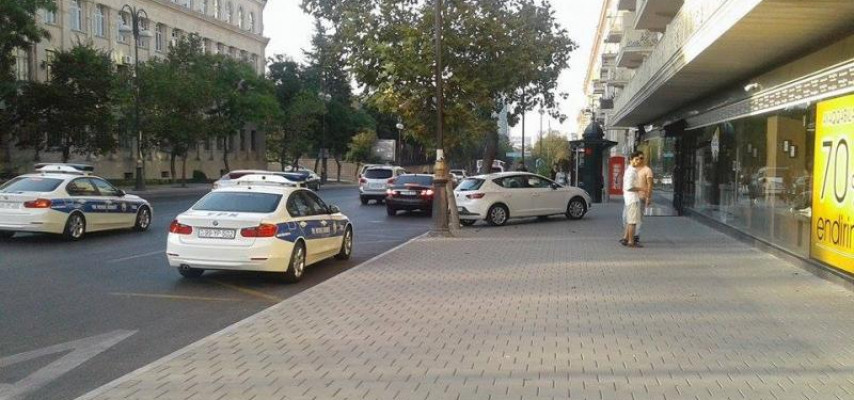 Avtobus dayanacağında maşın saxlayıb paltar almağa gedən yol polisi