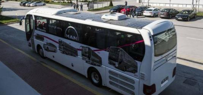 Günəş enerjisi ilə çalışan avtobusun təqdimatı keçirilib