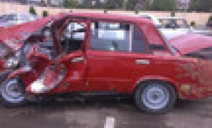 Lənkəranda minik avtomobili yük maşını ilə toqquşub