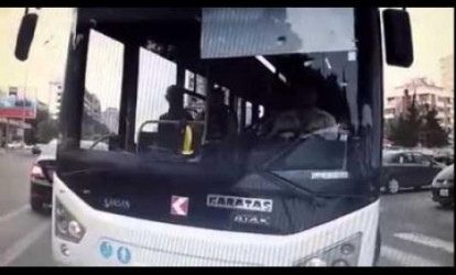88 nömrəli avtobusdan yol polislərinin yanında təhlükəli ŞOU