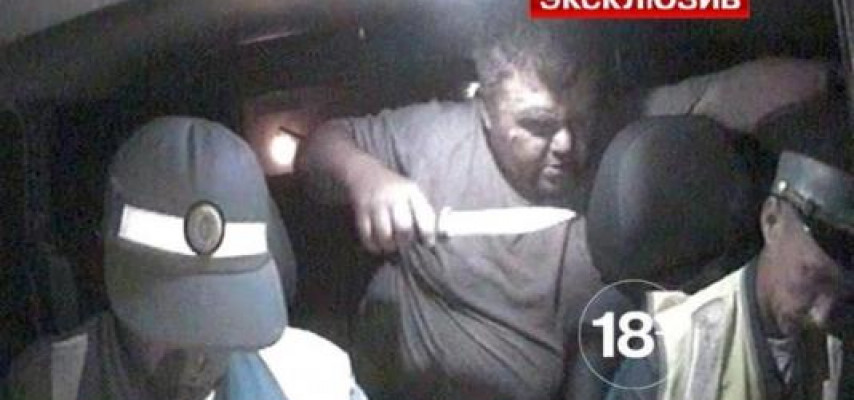 Sərxoş sürücü polisləri bıçaqladı - ŞOK GÖRÜNTÜ - 18+