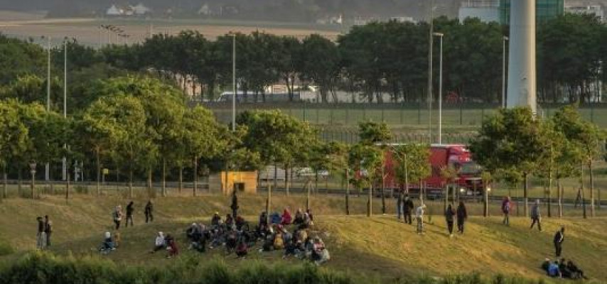 Onlarla insan yük maşınında boğuldu
