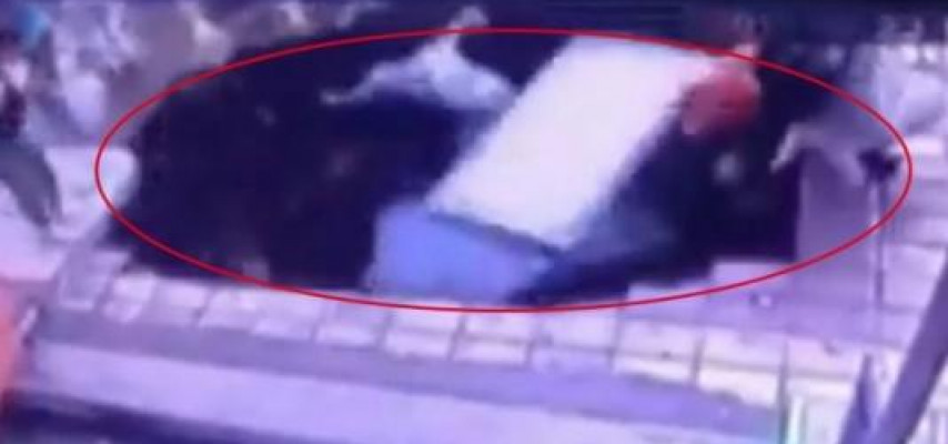 Yer aralanıb dayanacaqdakı sərnişinləri "uddu"