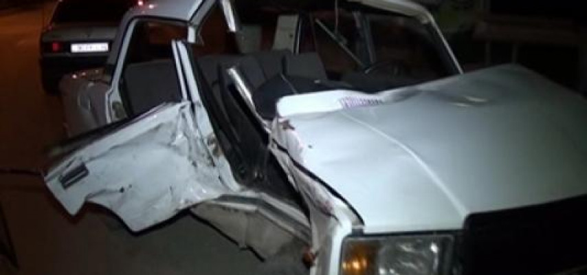 Avtomobillər toqquşdu, sürücü sıxılmış vəziyyətdə qaldı