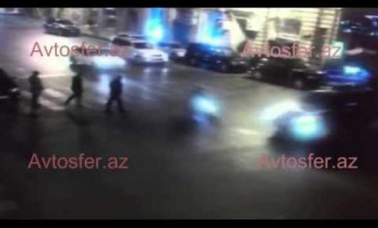 Bakıda qırmızı işıqdan keçən baykerin törətdiyi ağır qəzanın REAL VİDEOsu