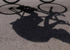 Maşın velosipedi vurdu, iki nəfər ağır yaralandı