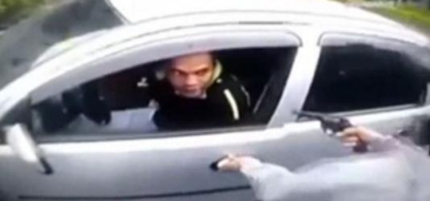 Polisə silah çəkən motosikletçini belə güllələdilər
